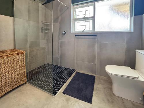 Et badeværelse på Spacious Holiday house with swimming pool