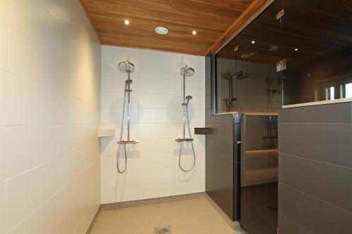 a bathroom with a shower with a glass door at Amiraali in Jämsä