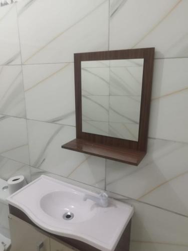 un bagno con un lavandino bianco e uno specchio di Casa Morato a Mata de Sao Joao