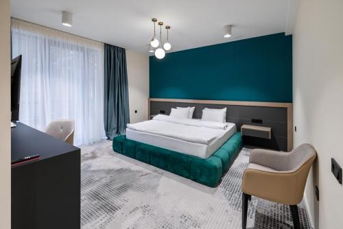 Una habitación de hotel con una cama, un escritorio y sillas. en Nouvelle Hotel, en Oni