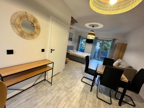 Ένα ή περισσότερα κρεβάτια σε δωμάτιο στο Przystań Dębki