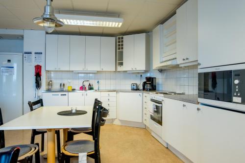 Kuchyň nebo kuchyňský kout v ubytování STF Sigtuna Vandrarhem