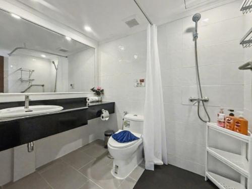 Ένα μπάνιο στο Palace - Spacious 1 bedroom Condo with shared Pool