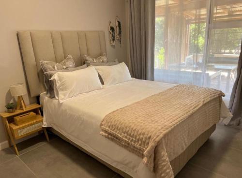 Кровать или кровати в номере Rissie's 3 Bedroom Apartment