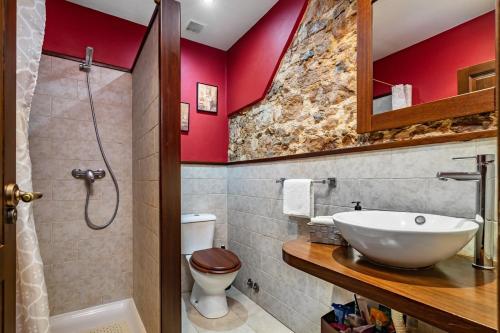 un baño con lavabo e inodoro en La Piñera, pola de Siero, en Siero