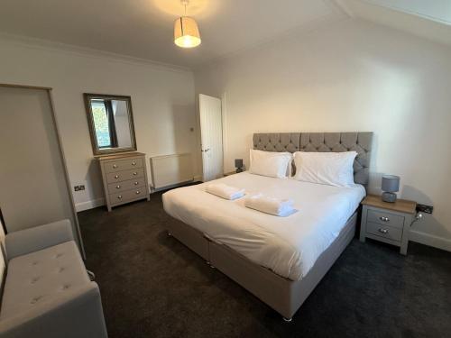 Casa Fresa - 31B High Street في Monifieth: غرفة نوم بسرير كبير مع ملاءات ووسائد بيضاء