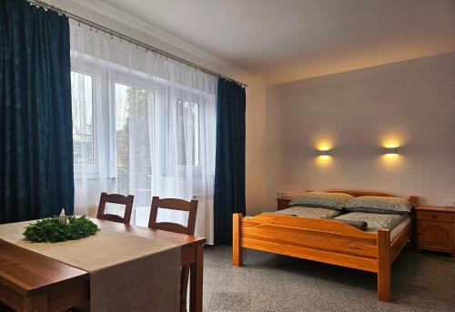 Ένα ή περισσότερα κρεβάτια σε δωμάτιο στο Domki Cztery Pory Roku