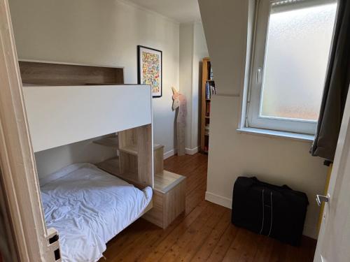 ein kleines Zimmer mit einem Etagenbett mit Fenster in der Unterkunft Villa Simone - 8 pers, 100m plage et sauna in Mers-les-Bains