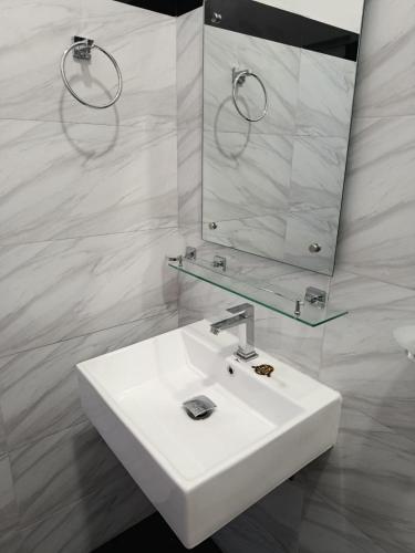 a bathroom with a white sink and a mirror at Horizon Guest Hatton in Hatton