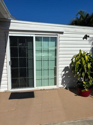 Un garaje con una gran puerta corrediza de vidrio en Guesthouse near Fort Myers Beach, Sanibel and Captiva islands, en Fort Myers