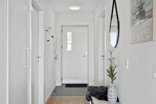 un pasillo con paredes blancas y un jarrón con una planta en 774-Thisted-Havstokken-26-A, en Thisted