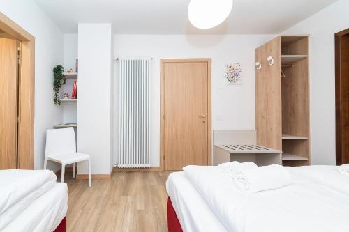 Una cama o camas en una habitación de Larice&Ribes Apartments