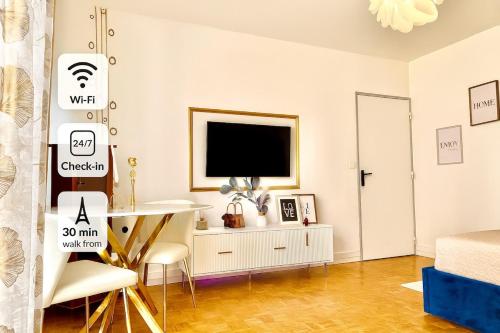 Tour Eiffel studio apartment