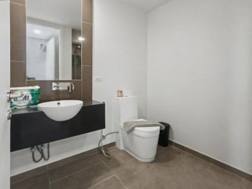 Et badeværelse på Luxury Large One Bedroom Seaview Serviced Apartment at Wongamat, Pattaya