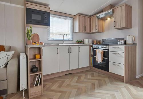 Η κουζίνα ή μικρή κουζίνα στο Heather View Essential Clover Caravan Pet 1