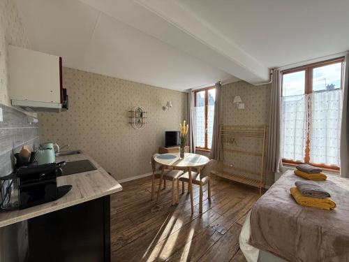 een keuken met een bed en een tafel in een kamer bij Le Cocon de la Trinité T22 in Troyes