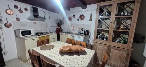 Η κουζίνα ή μικρή κουζίνα στο B&B Montiju