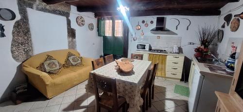 Η κουζίνα ή μικρή κουζίνα στο B&B Montiju