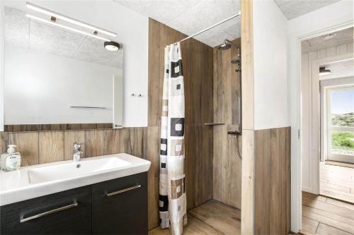 une salle de bain avec lavabo et douche dans l'établissement 899-Snedsted-Somaerkevej-76-B, à Snedsted