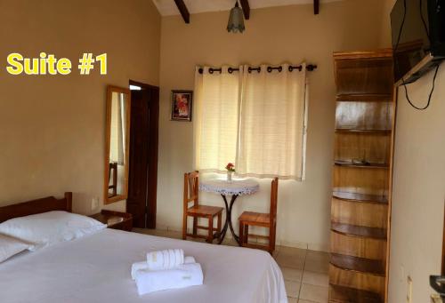 Ένα ή περισσότερα κρεβάτια σε δωμάτιο στο Hostal Landivar - A media cuadra de la plaza