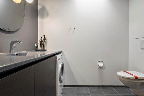Un baño blanco con lavabo e inodoro. en 791-Thisted-Havstokken-12-1, en Thisted