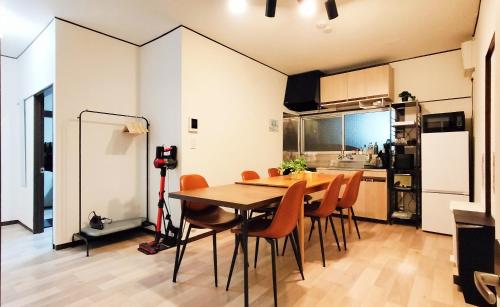 una cucina e una sala da pranzo con tavolo e sedie di 美-yahiro- a Tokyo
