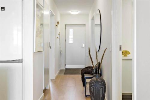un pasillo con un jarrón en el medio de una habitación en 781-Thisted-Havstokken-28-A, en Thisted