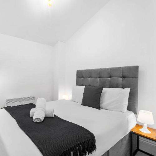 En eller flere senge i et værelse på Central Wolverhampton 3-Bed Townhouse - Gated & Secure - Bedroom TV 1CO