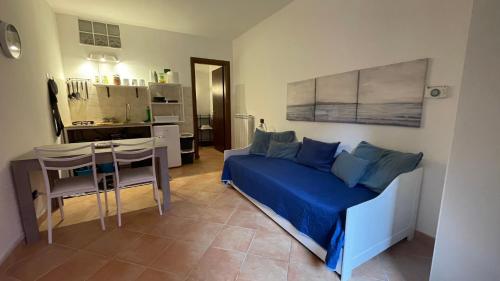 アヴェッリーノにあるB&B Moscati homeのベッドとテーブルとキッチンのある寝室