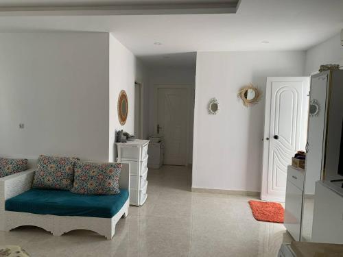 uma sala de estar com um sofá e uma mesa em App corniche hammamet em Hammamet