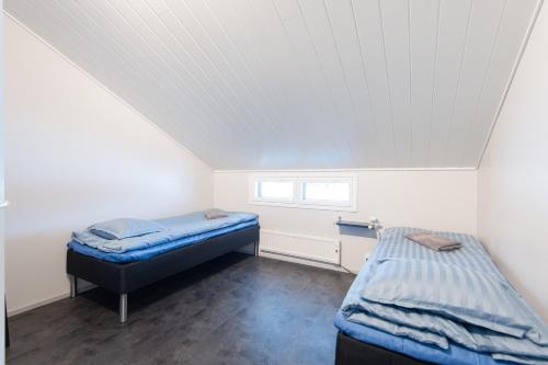 Giường trong phòng chung tại Kippari