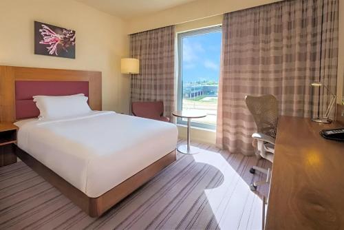 Giường trong phòng chung tại London Luton Vale Hotel