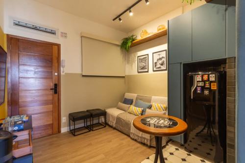 uma sala de estar com um sofá e uma mesa em 1 minuto da Praia de Copacabana - PF714 no Rio de Janeiro