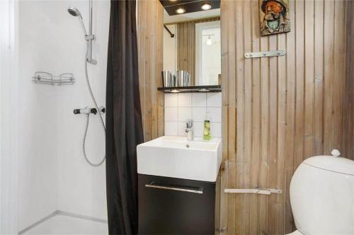 a bathroom with a sink and a shower and a toilet at 266-Vestervig-Havnevej-1-lejl-19 in Vestervig