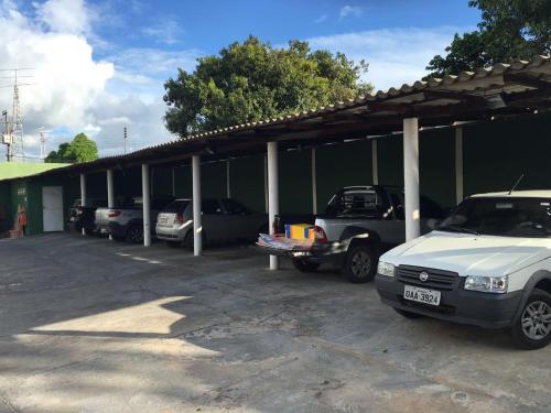 un groupe de voitures garées sur un parking dans l'établissement Hotel Maracá, à Boa Vista