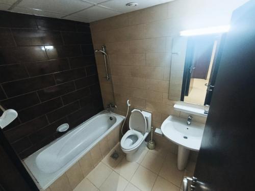 アジュマーンにあるApartHotel Roomsの浴槽、トイレ、洗面台を備えたバスルーム