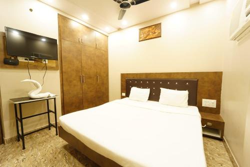 En eller flere senge i et værelse på Sharsh Banquet and Hotel