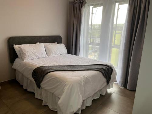 The Eyrie في نيلسبروت: سرير بملاءات ومخدات بيضاء أمام النافذة