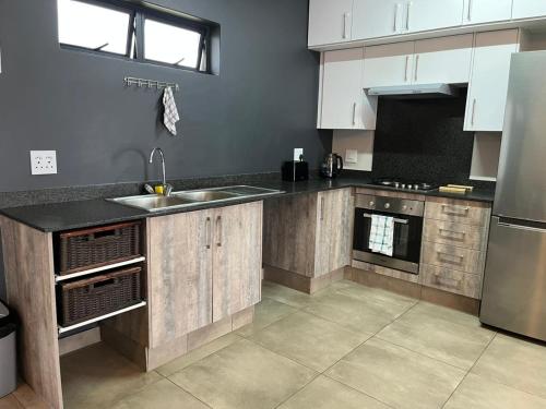 The Eyrie في نيلسبروت: مطبخ مع حوض وثلاجة