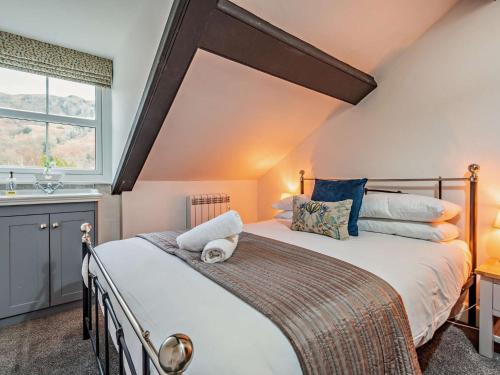 ein Schlafzimmer mit einem großen Bett und einem Fenster in der Unterkunft 4 Bed in Rosthwaite 86392 in Rosthwaite