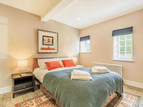 En eller flere senge i et værelse på 1 Bed in Bridport oc-87529