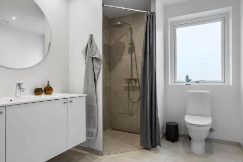 une salle de bains avec douche, toilettes et lavabo dans l'établissement 1305-Snedsted-Klitfogedvej-5, à Snedsted