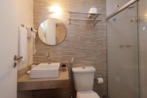 ein Badezimmer mit Toilette, Waschbecken und Spiegel in der Unterkunft Pousada da Villa in Fernando de Noronha