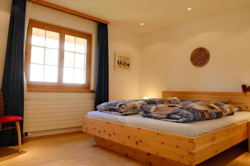 Postel nebo postele na pokoji v ubytování Höhwald 2 Alpenapartment mit Berg & Seeblick by Arosa Stay