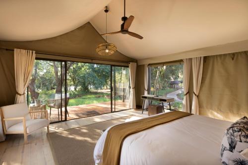 Postel nebo postele na pokoji v ubytování Elephant Walk Tented Camp