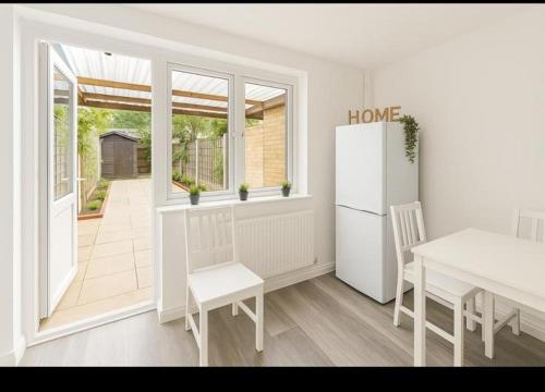 Nhà bếp/bếp nhỏ tại Group & Family Stay central MK