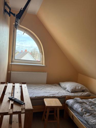 Ένα ή περισσότερα κρεβάτια σε δωμάτιο στο GOLENICKA PRZYSTAŃ