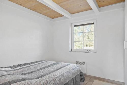 een witte slaapkamer met een bed en een raam bij 456-Bedsted-Thy-Istrupvej-44 in Bedsted Thy