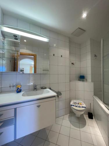 Koupelna v ubytování Höhwald 2 Alpenapartment mit Berg & Seeblick by Arosa Stay