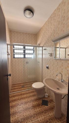 un bagno con un water e un lavandino di Ubatuba Sport House a Ubatuba